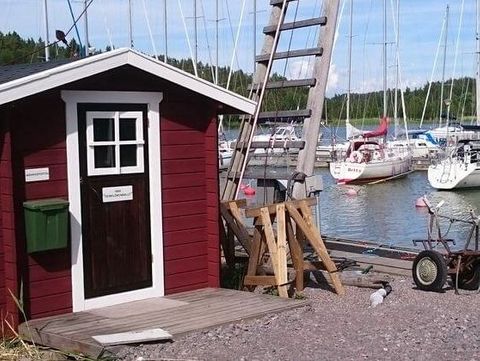 punainen puurakennus satamassa